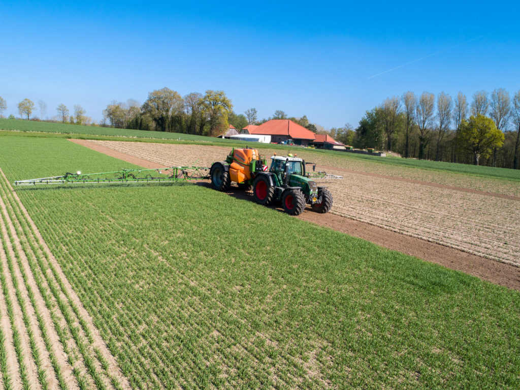 Surface plant protection in oats in variant Standard (A) on 28th April 2022 UX 5200 Super with 27 metre Super-L boom